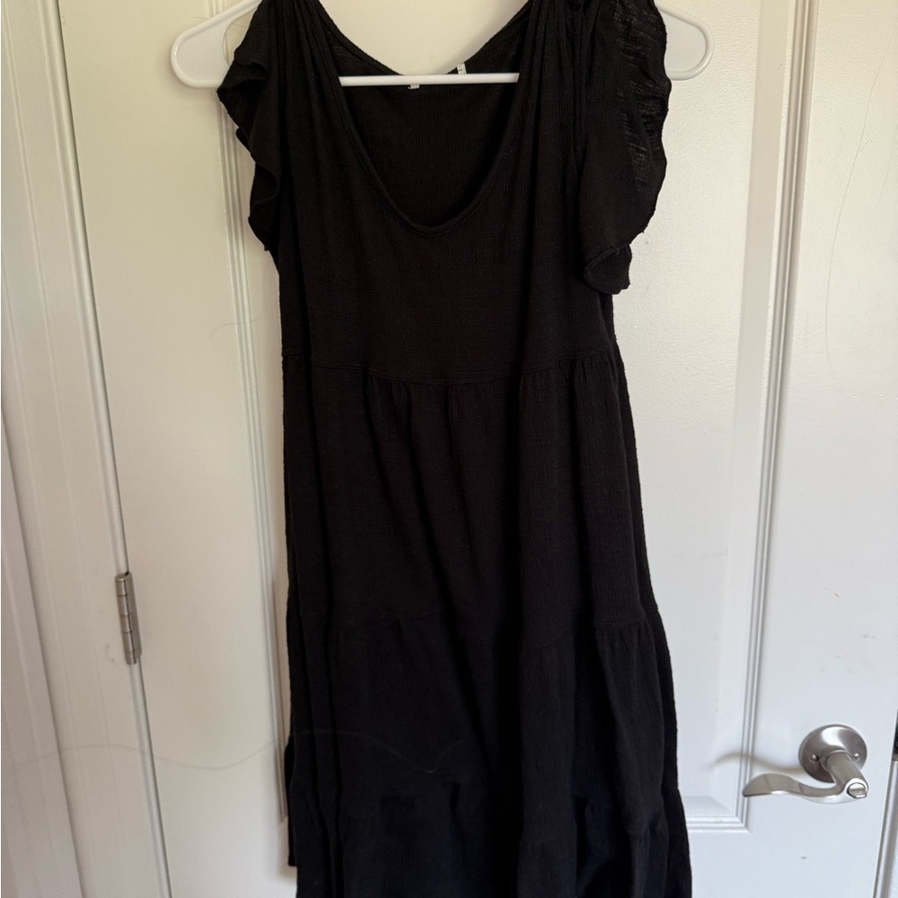 Chic Black Midi Dress with Ruffled Sleeves